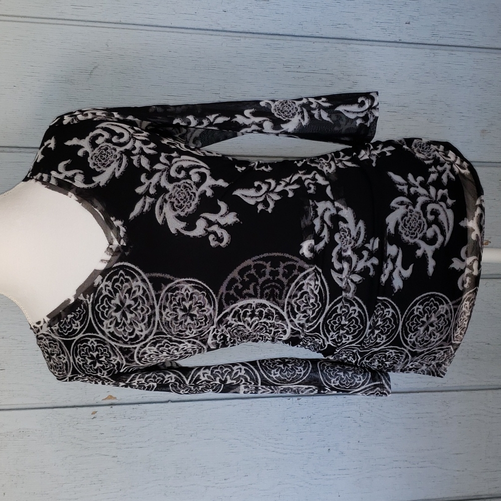 3/4 Sleeve Floral Blouse. Elegant Mesh Tule Scrunched Slimming